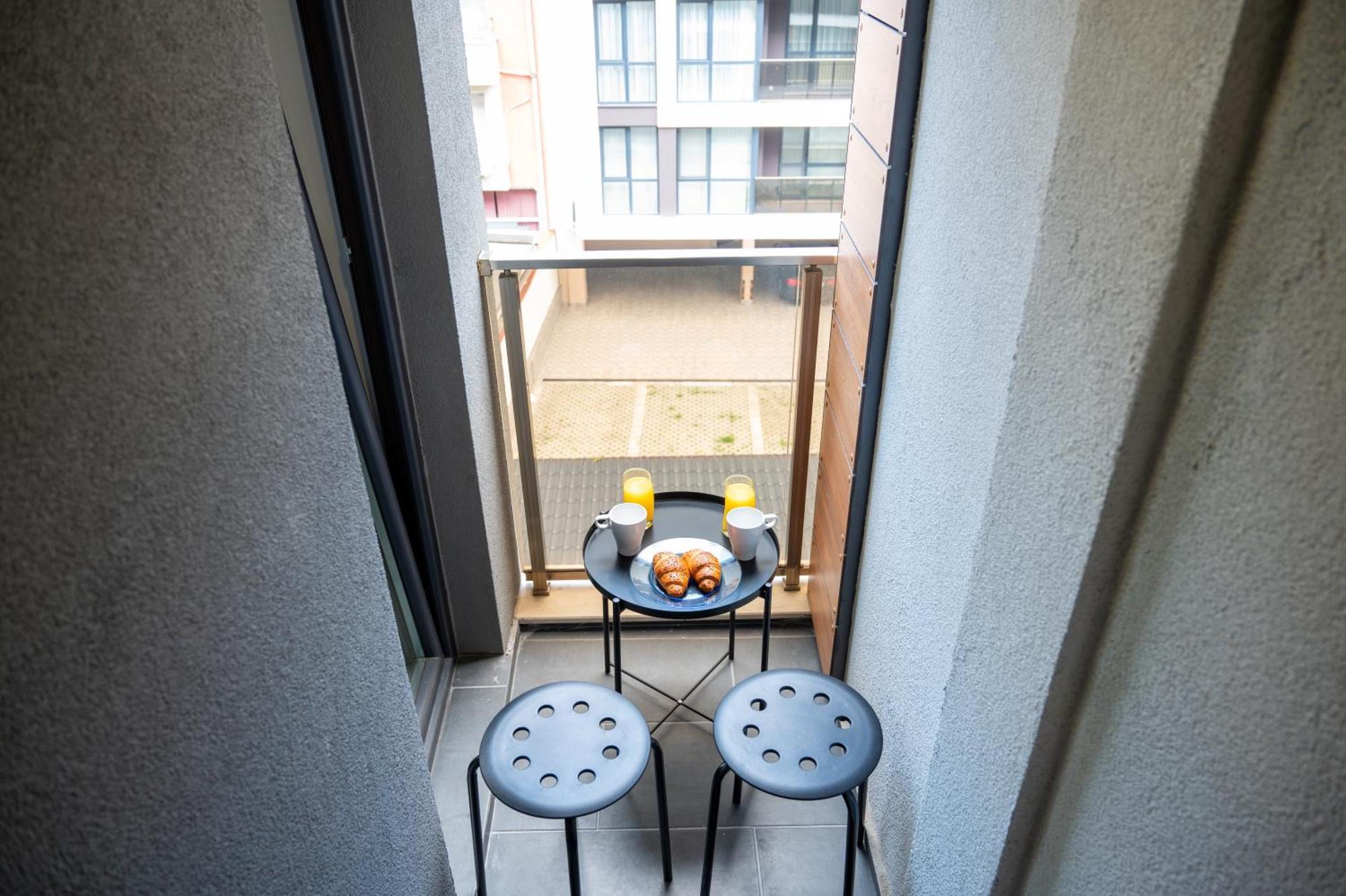 Bright In The Center Apartment *